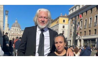 Funerali di Papa Francesco, a Roma c’è anche Julian Assange con la famiglia