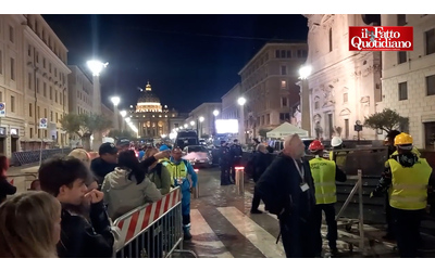Funerali di Papa Francesco, i fedeli in coda dalle 22 per le esequie. E c’è chi passa la notte sul marciapiede