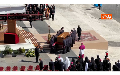 Funerali di Papa Francesco, il feretro portato sul sagrato di Piazza San Pietro – Le immagini