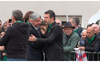 Funerali di Umberto Bossi Salvini si presenta con la camicia verde e viene contestato Mollala Applausi per Zaia e Meloni