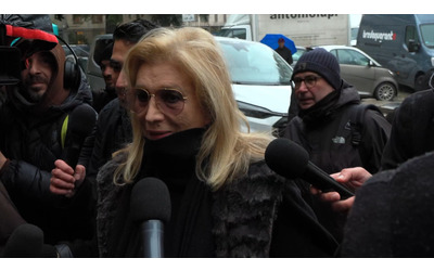 Funerali Ornella Vanoni Iva Zanicchi Mi ha detto di tagliare i capelli perch ero vecchia L ho fatto il giorno in cui morta