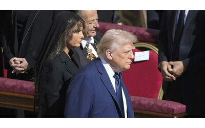 Funerali Papa Francesco il look della autorità: Donald Trump in blu, Melania impeccabile, la premier Meloni in total black e Zelensky in giacca sportiva nera