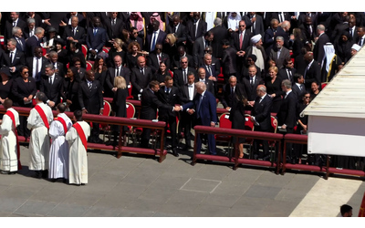Funerali Papa Francesco, Trump e Macron si scambiano un segno di pace durante la liturgia – Video