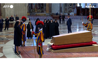 Funerali Papa Francesco, Trump omaggia il feretro. Melania al suo fianco con la veletta nera a lutto – Video