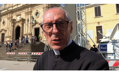 Funerali Pippo Baudo, la fila fuori dalla chiesa di Militello. Il parroco: “Non c’è distinzione tra persona e personaggio”