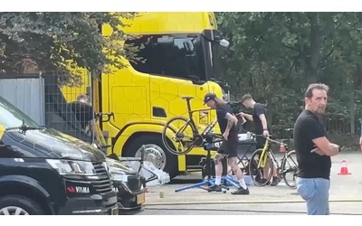 Furto di bici alla Vuelta, derubata a Torino la squadra del campione Vingegaard: scassinato il furgone – Video