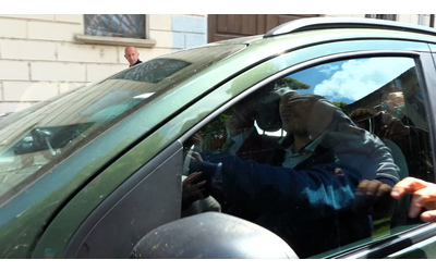 Garlasco, Andrea Sempio lascia la procura di procura di Pavia dopo quasi quattro ore a bordo della sua auto – Video