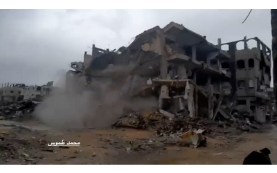 Gaza 14 morti per la tempesta Byron Crollati alcuni edifici danneggiati dalle bombe nei mesi scorsi