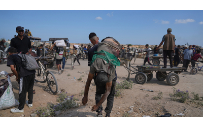 Gaza, 27 palestinesi uccisi dall’alba, 11 cercavano aiuti. Hamas: “100 bambini morti di fame dall’inizio della guerra”