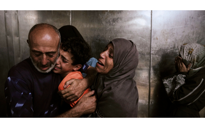Gaza, 27 palestinesi uccisi dall’alba. Hamas: “100 bambini morti di fame”. Domani riunione dei ministri Esteri Ue