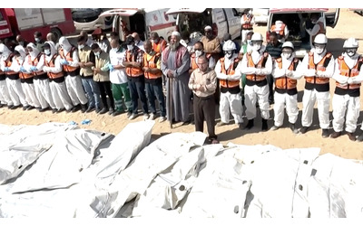 Gaza, 41 corpi senza nome consegnati da Israele sepolti in una fossa comune