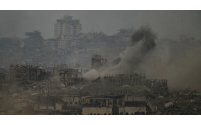 Gaza, 98 morti nelle ultime 24 ore, 7 di fame. Netanyahu rinvia la decisione sull’azione militare: “Dissidi nel governo su come procedere”