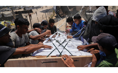 Gaza, aiuti nel caos. Giordania: “Coloni israeliani hanno assaltato un convoglio”. Onu contro Ghf: “Viola il diritto internazionale”