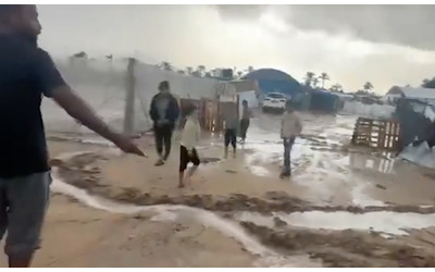 Gaza ancora allagamenti dopo forti piogge le tende degli sfollati invase da acqua e fango