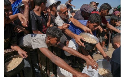 Gaza, attacchi israeliani anche sul campo profughi di Nuseirat: 24 uccisi dall’alba. Un neonato morto per malnutrizione