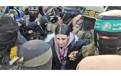 Gaza, caos al momento del rilascio di Arbel Yehuda: i miliziani di Hamas e del Jihad cercano di farsi spazio nella folla
