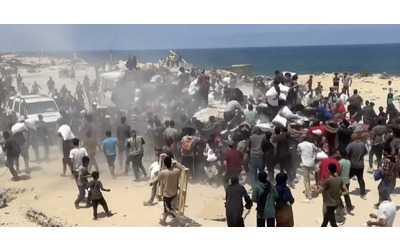 Gaza, centinaia di persone affamate assaltano i camion con i sacchi di farina