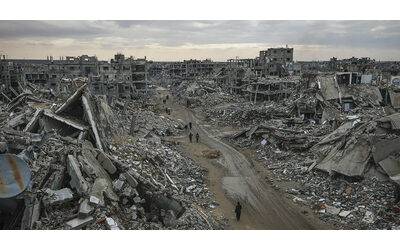 Gaza, consegnate tramite la Croce Rossa le salme di tre ostaggi. Hamas accetta di ritirarsi dalle aree sotto controllo Idf