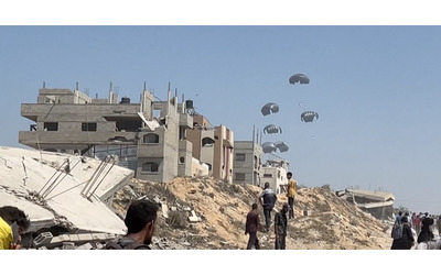 Gaza, gli aerei militari della Giordania e degli Emirati Arabi Uniti sganciano 25 tonnellate di aiuti