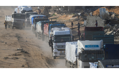 Gaza, Israele: “Da oggi pause tattiche per far entrare aiuti”. Ma l’Idf: “Non è vero che si muore di fame”. Arrivano i primi camion dall’Egitto