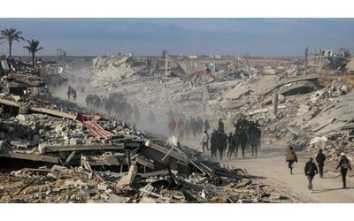 Gaza, Israele evacua Rafah: “Stiamo tornando con grande forza”. Hamas: “Chiunque nel mondo possegga armi combatta contro il piano di Trump”