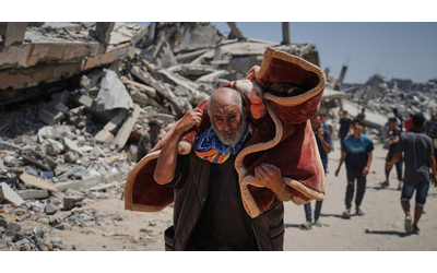 Gaza, l’esercito israeliano approva il piano per la nuova offensiva. Raid sulla Striscia: “39 palestinesi uccisi dall’alba”