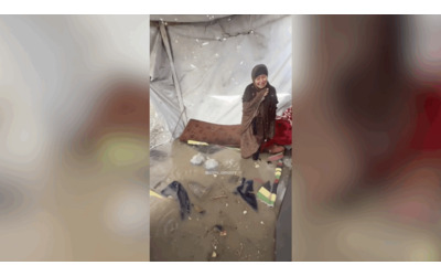 Gaza l inverno arrivato le tende degli sfollati finiscono sott acqua per le forti piogge