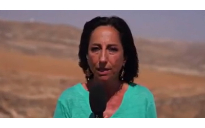 Gaza, l’inviata Rai Lucia Goracci interrotta dai coloni israeliani: “Uno di loro con la pistola ci ha bloccato”