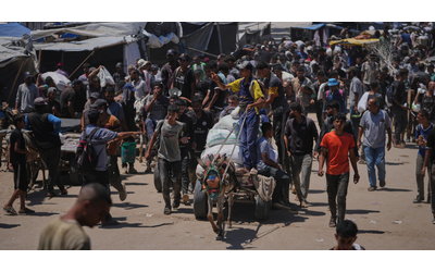 Gaza, l’inviato Usa visita il centro aiuti di Rafah. “2 palestinesi uccisi prima del suo arrivo”. Onu: “1.373 morti da maggio mentre chiedevano cibo”