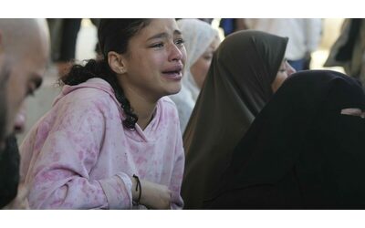Gaza, nuovi raid: “Almeno 15 morti nella notte, 100 nelle ultime 24 ore”. Israele apre un’inchiesta sui sanitari uccisi a Rafah