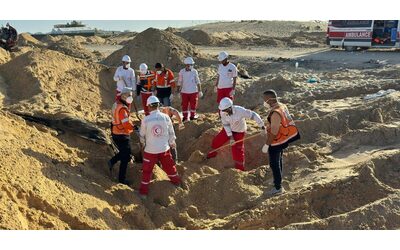 Gaza, Onu e Mezzaluna Rossa: “Recuperati i corpi di 15 soccorritori uccisi da Israele. Erano sepolti in una fossa comune con le loro ambulanze”