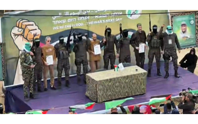 Gaza, ostaggi israeliani in mostra sul palco poco prima del rilascio: i combattenti di Hamas li “intervistano” – Video
