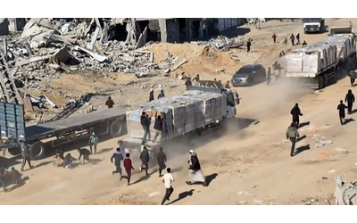 Gaza, palestinesi rincorrono i camion con gli aiuti umanitari: il video da Rafah