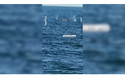 Gaza raffica di colpi della marina israeliana su due pescatori in barca il disperato tentativo di mettersi in salvo