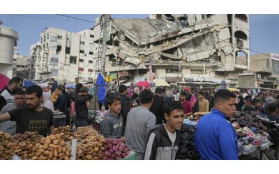 Gaza, raid di Israele sugli sfollati: nove morti di cui cinque bambini. Tel Aviv rilancia sulla proposta di tregua