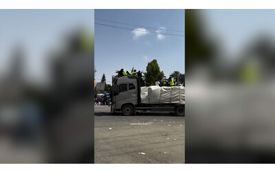 Gaza, uomini armati assaltano i camion degli aiuti umanitari per rivendere la merce al mercato nero