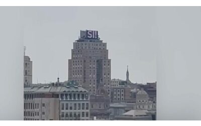 Genova polemiche per lo spot con un maxi S sopra la sede di Primocanale L editore una pubblicit per i matrimoni