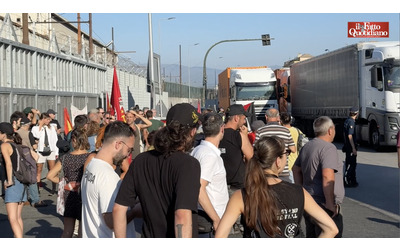 Genova, presidio dei portuali contro la nave saudita carica di armi: “Non vogliamo lavorare in un hub di guerra”