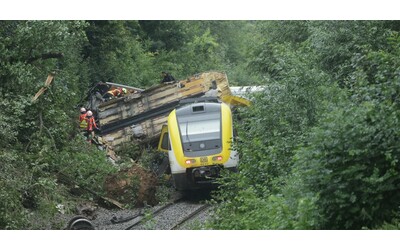 Germania, treno deraglia a causa della tempesta: diversi morti e feriti