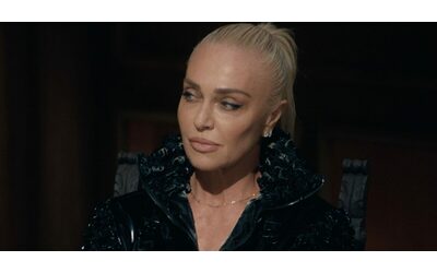 “Gerry Scotti tratta Samira come Mike Bongiorno trattava me. Il ruolo della donna va cambiato, mi piacerebbe che alla Ruota si sdoganasse la valletta”: così Paola Barale