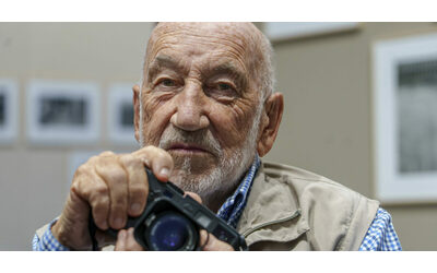 Gianni Berengo Gardin è morto: il maestro della fotografia entrava nella società per documentare fabbriche, ospedali psichiatrici e cantieri