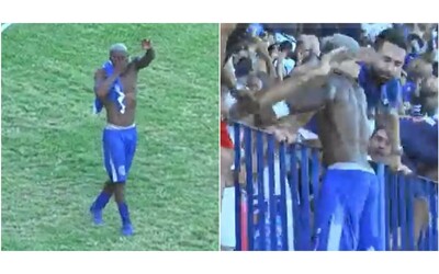 Gioca con il braccialetto elettronico e segna il gol promozione l incredibile storia dal Brasile Video