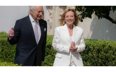 Giorgia Meloni regala la Nutella a Re Carlo e rivela: “Gli ho detto: ‘Se sei giù di corda, indossa il tuo pigiama migliore e aprila. Ti sentirai meglio’”