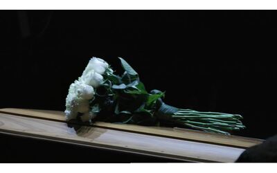 Giorgio Armani, aperta la camera ardente. In migliaia per l’ultimo saluto allo stilista sulle note di Ludovico Einaudi – VIDEO