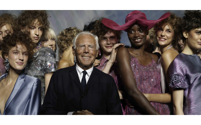 Giorgio Armani, fila raddoppiata nel secondo giorno di camera ardente – La diretta