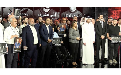 Giornalisti uccisi a Gaza, la veglia dei colleghi nella redazione di di Al Jazeera: “Contro di loro accuse infondate”