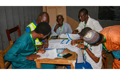 Giovani africani in rivolta contro i regimi mascherati da democrazie in Tanzania e Camerun