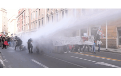 Giovani di Casapound a Cagliari, tensione alla contromanifestazione: polizia usa gli idranti