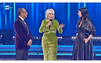 “Giovani, sentitevi liberi dal giudizio”: Caterina Caselli riceve il premio alla carriera a Sanremo 2026