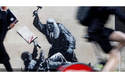 Giudice colpisce un manifestante con il martelletto: Banksy torna con un nuovo murale ma viene...